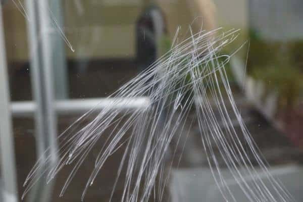 Comment réparer une vitrine rayée, comment enlever une rayure sur du verre  ? VITROGOMMAGE® - EURÉCLA 